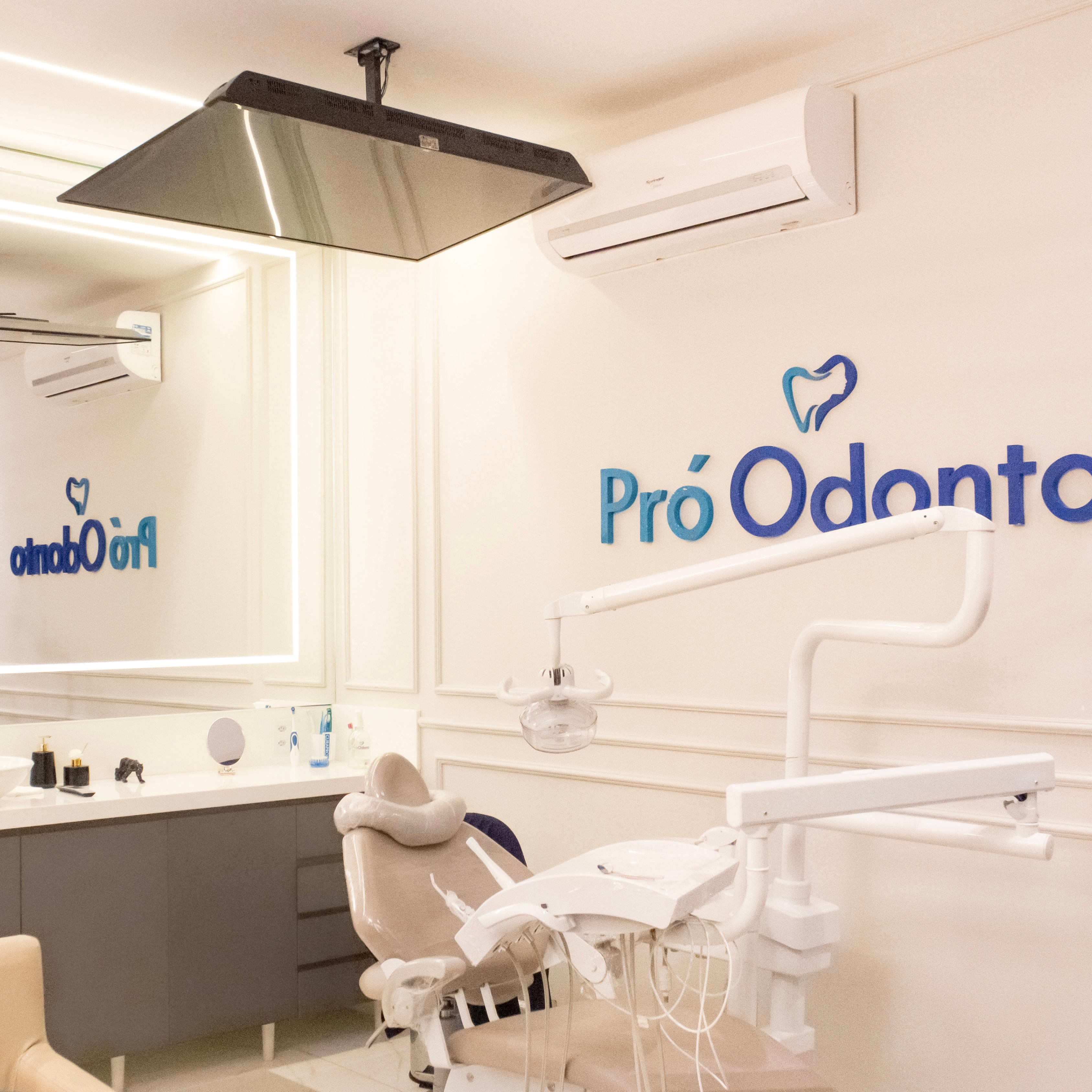 Foto — dentista atendendo com cuidado