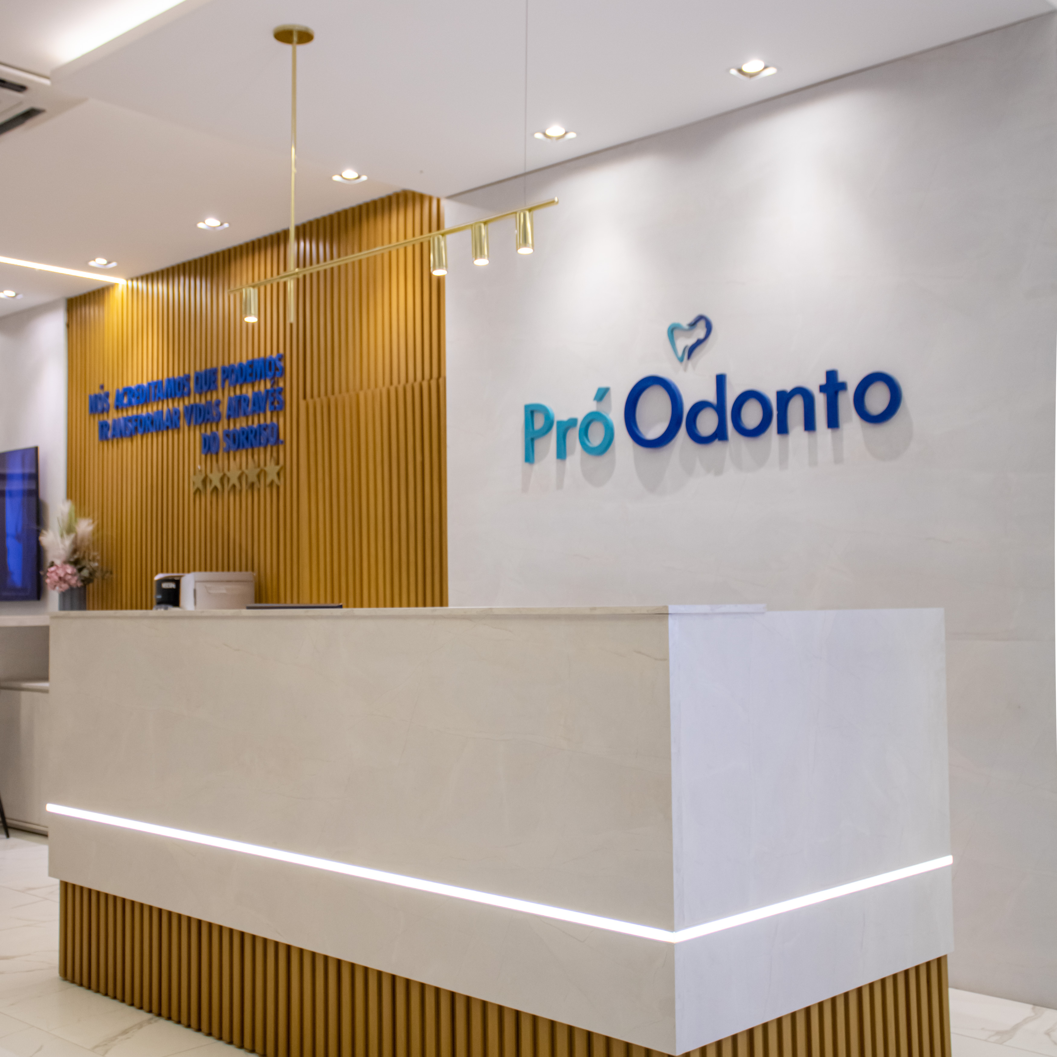 Foto — dentista atendendo com cuidado