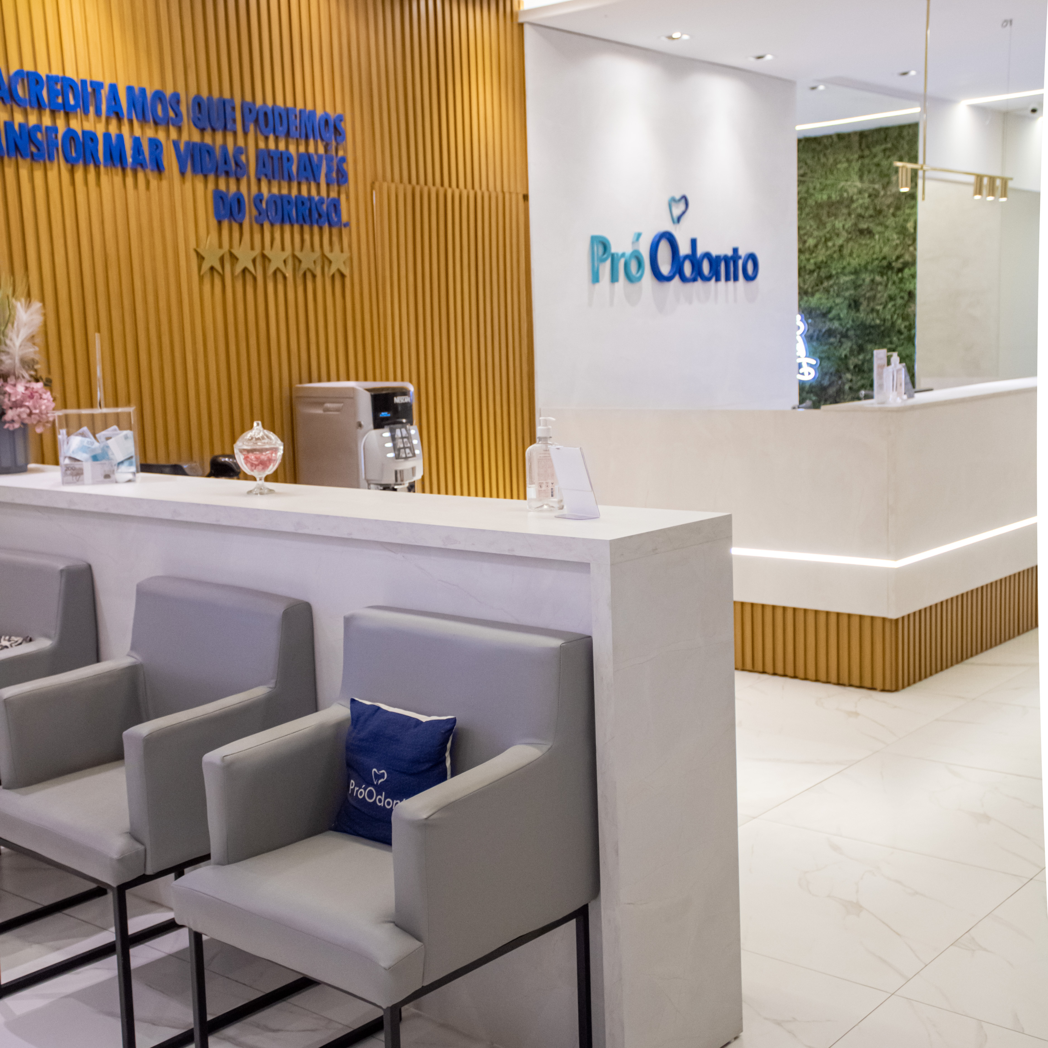 Foto — dentista atendendo com cuidado