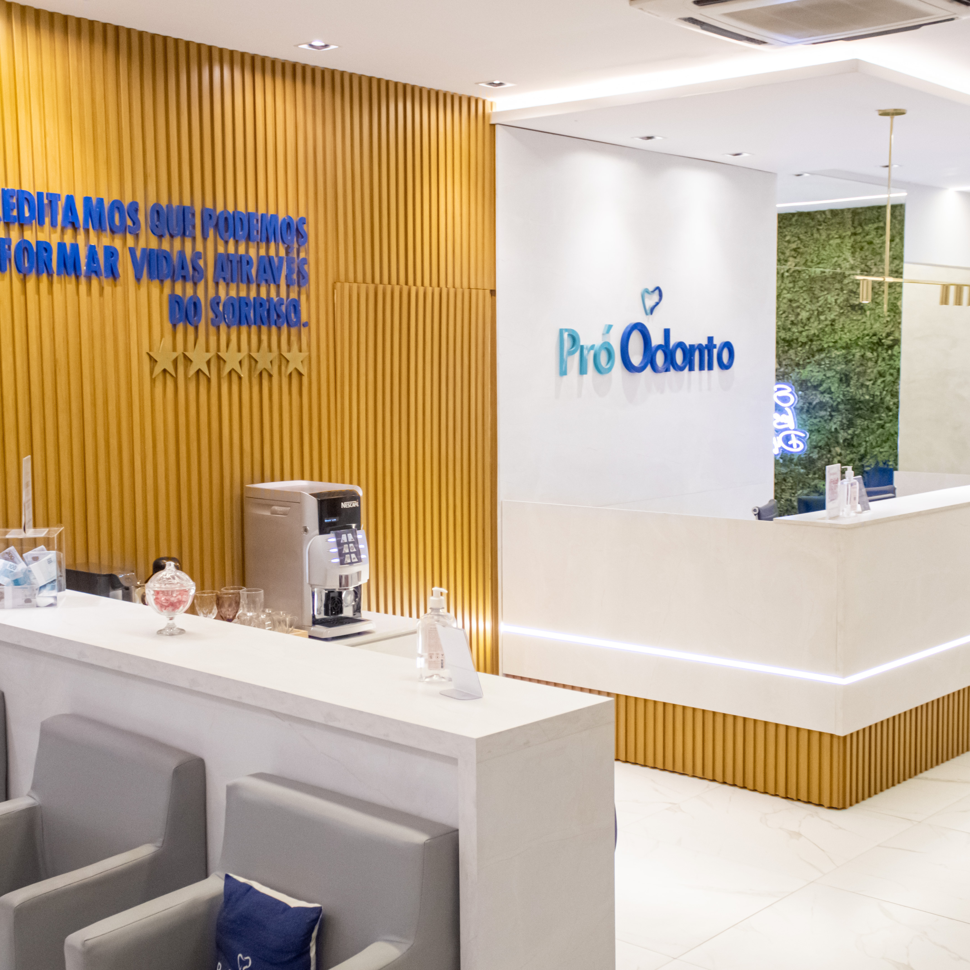 Foto — dentista atendendo com cuidado