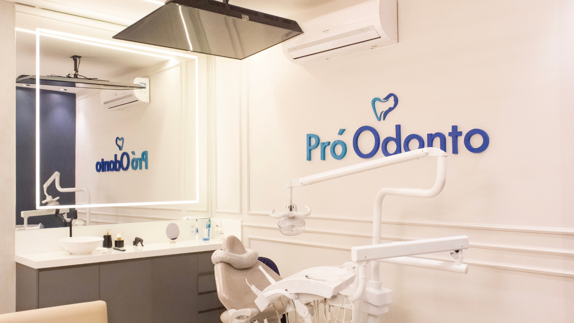 Foto — dentista atendendo com cuidado