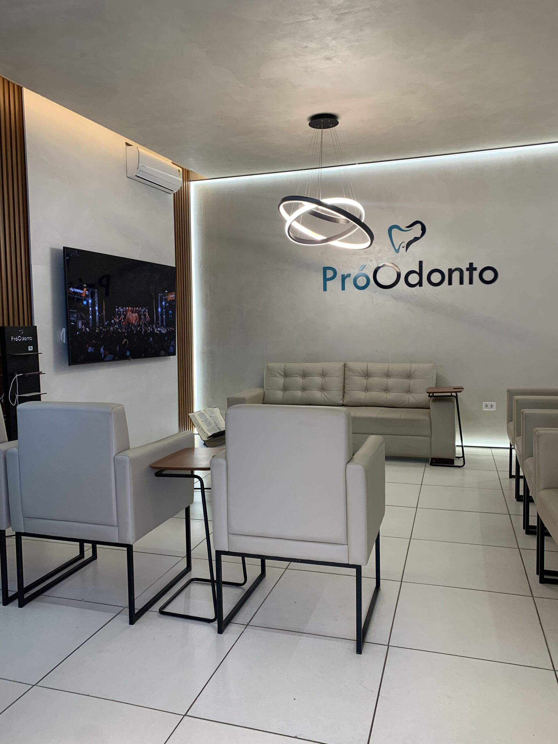 Foto — dentista atendendo com cuidado