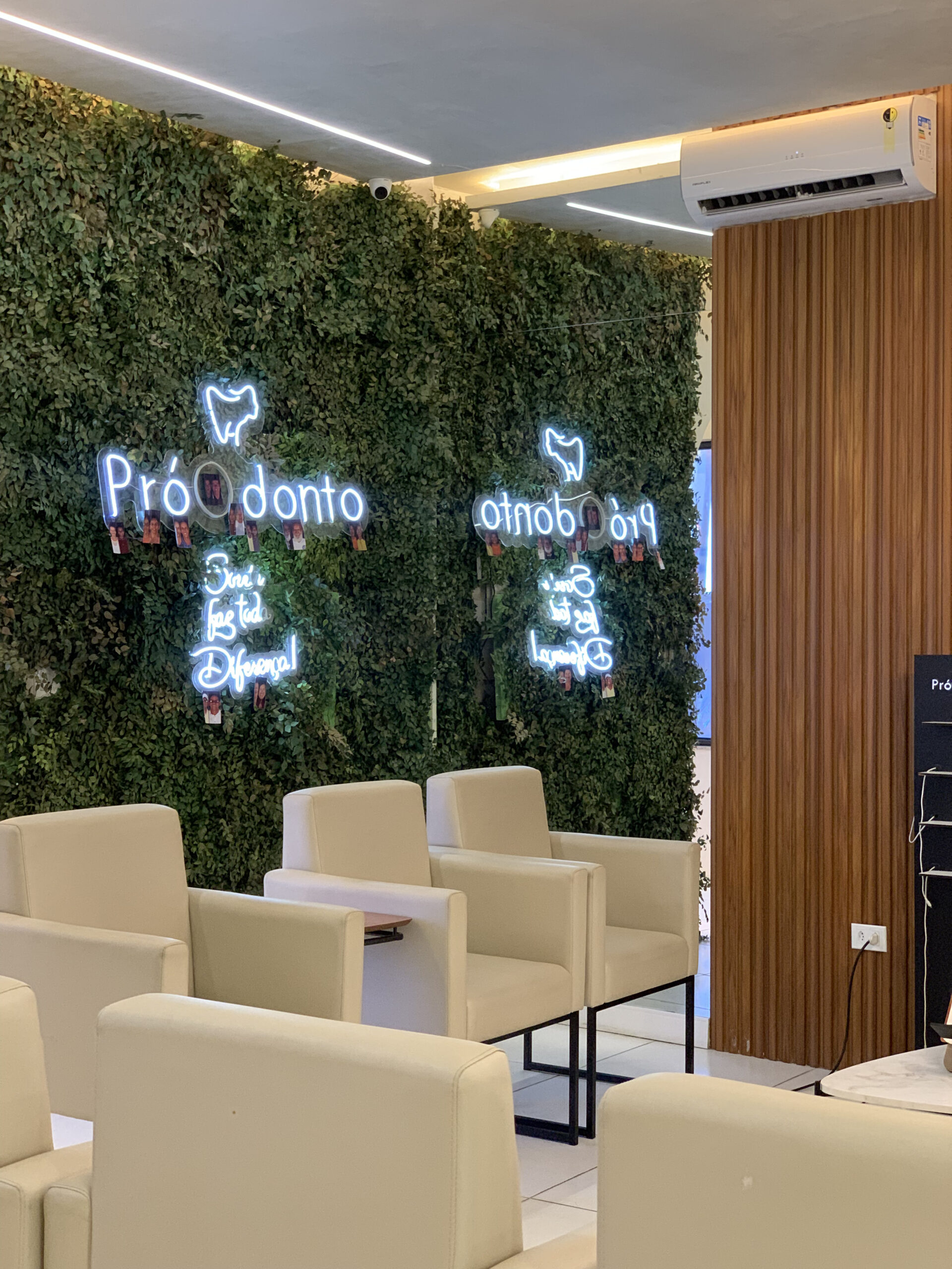 Foto — dentista atendendo com cuidado
