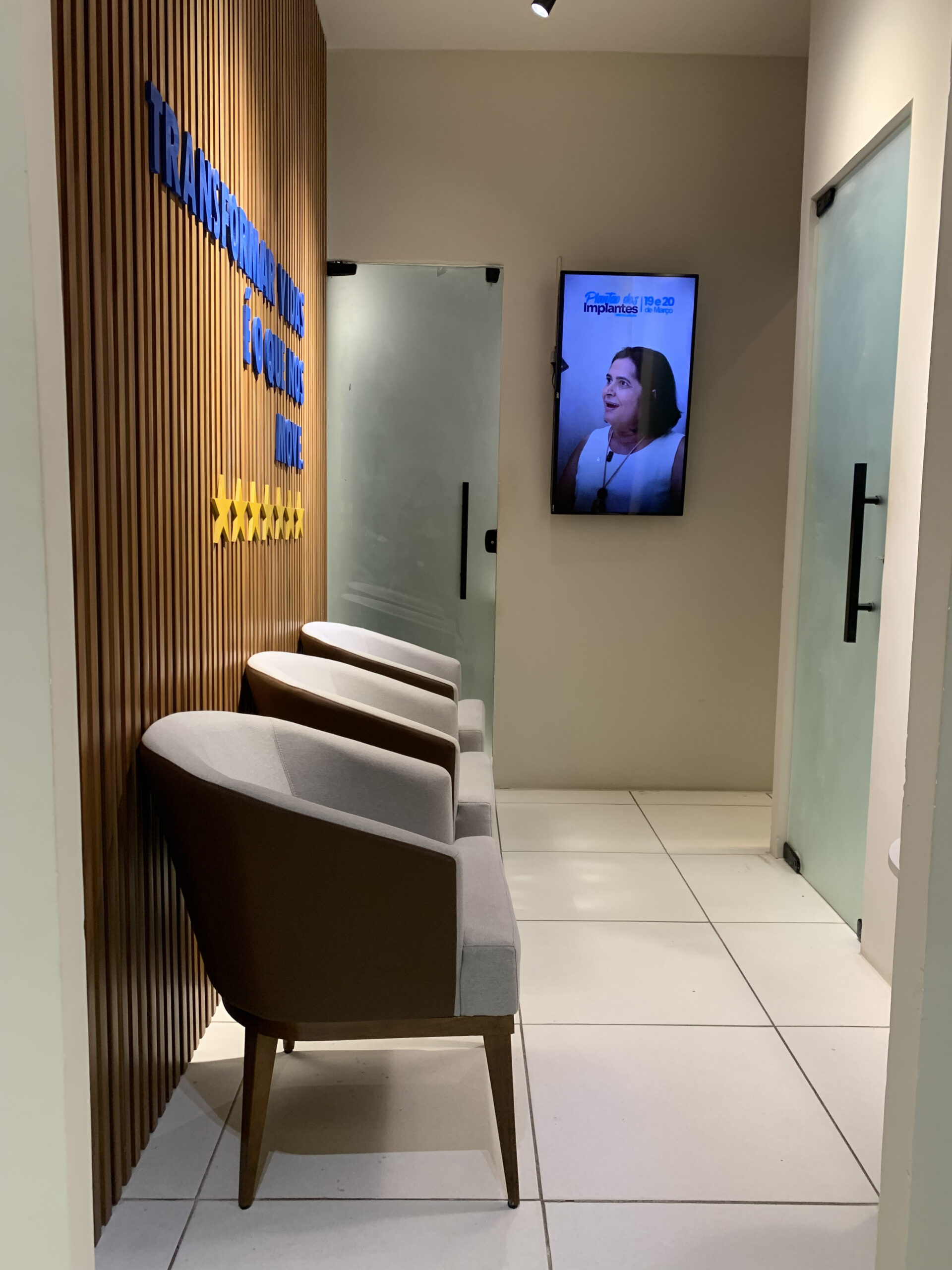 Foto — dentista atendendo com cuidado