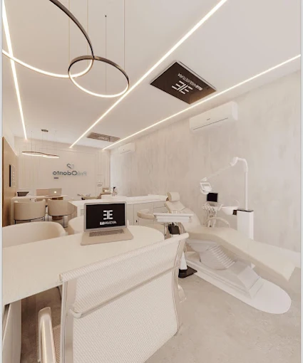 Foto — dentista atendendo com cuidado