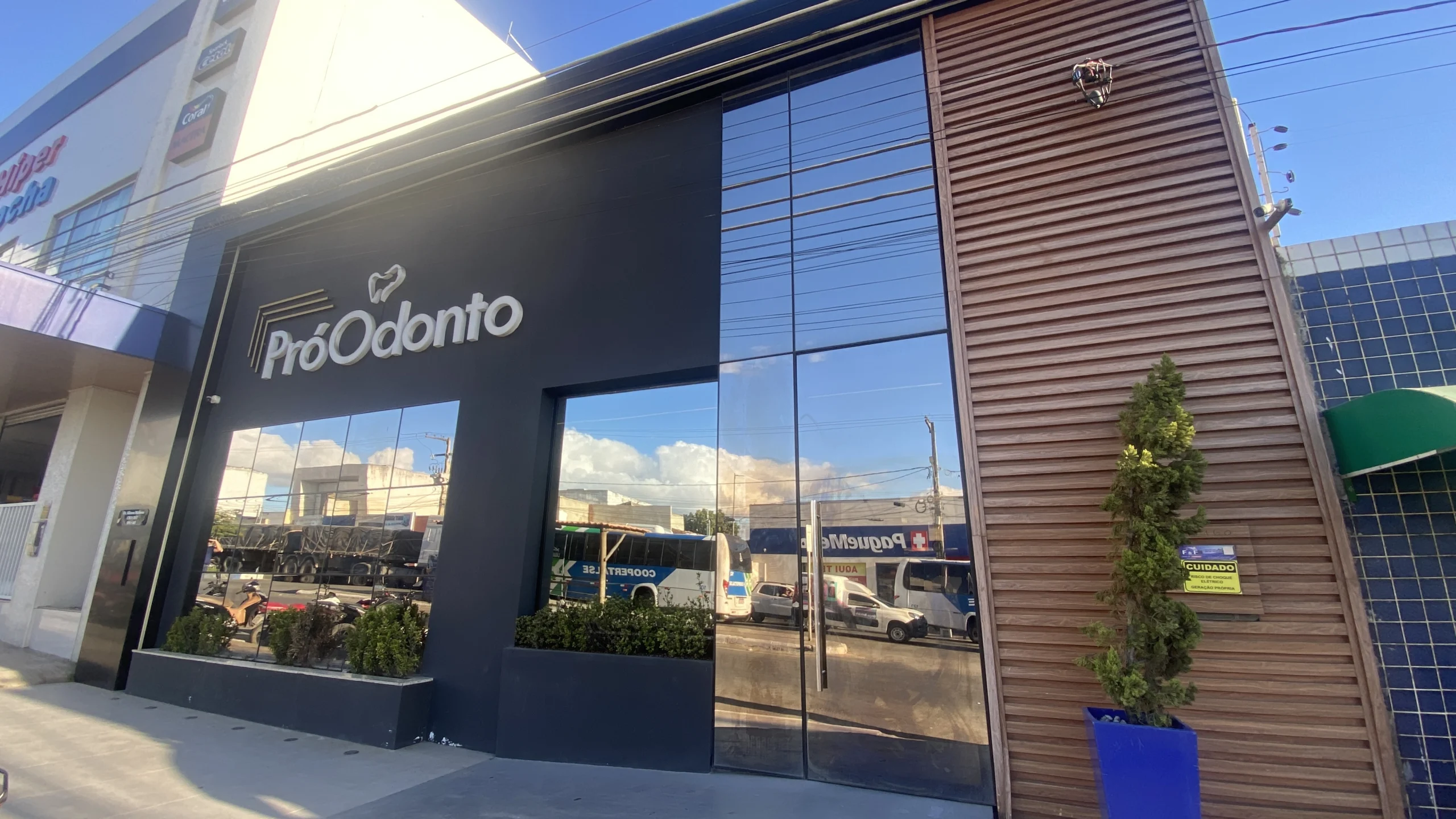 Foto — dentista atendendo com cuidado