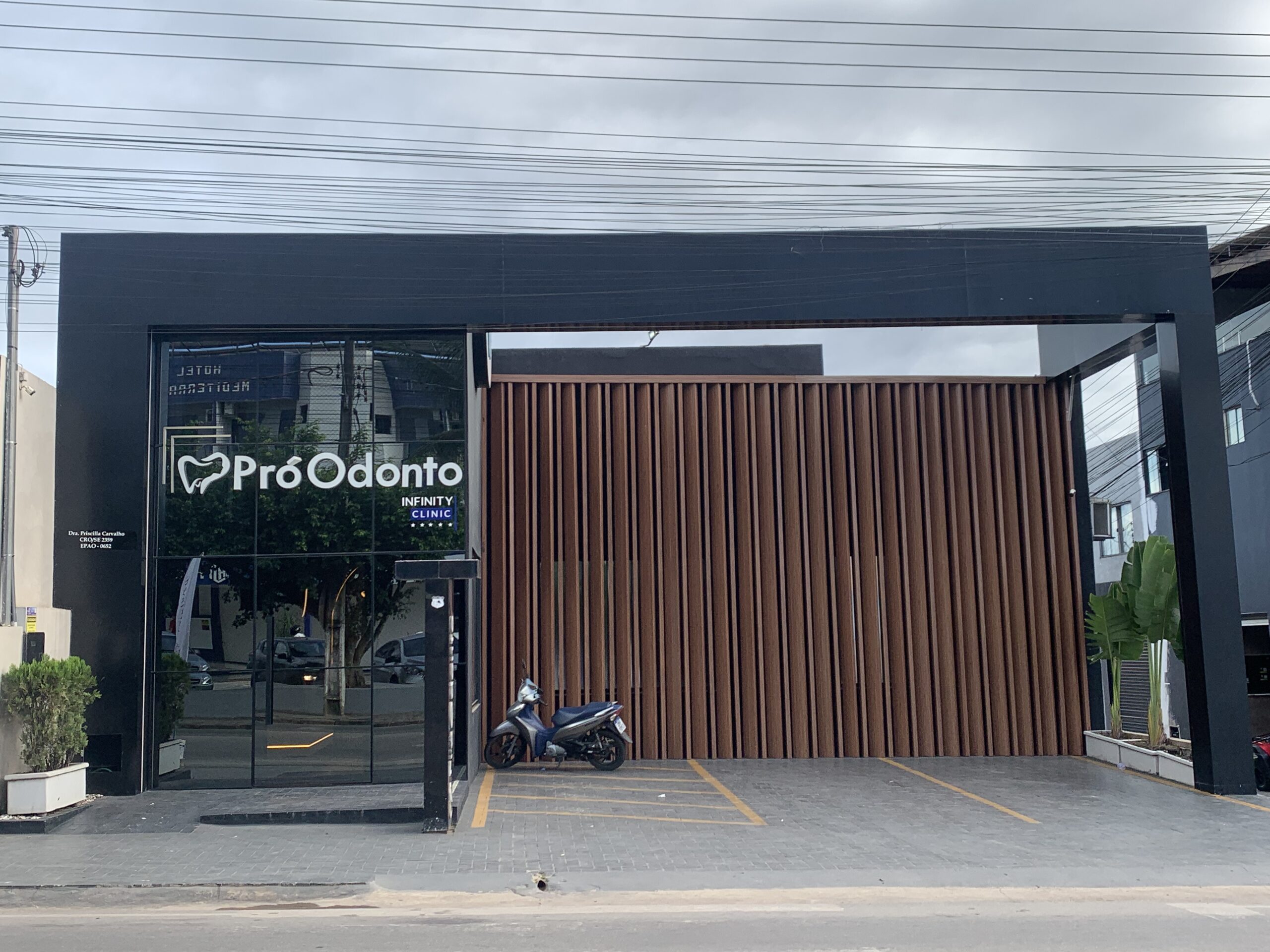 Foto — dentista atendendo com cuidado
